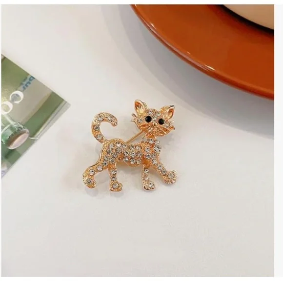 Elegant Gold Cat Brooch - Picture 2 of 6